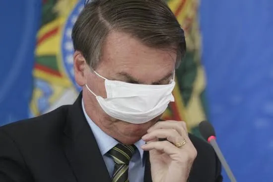 Meme Bolsonaro usando a masca errada